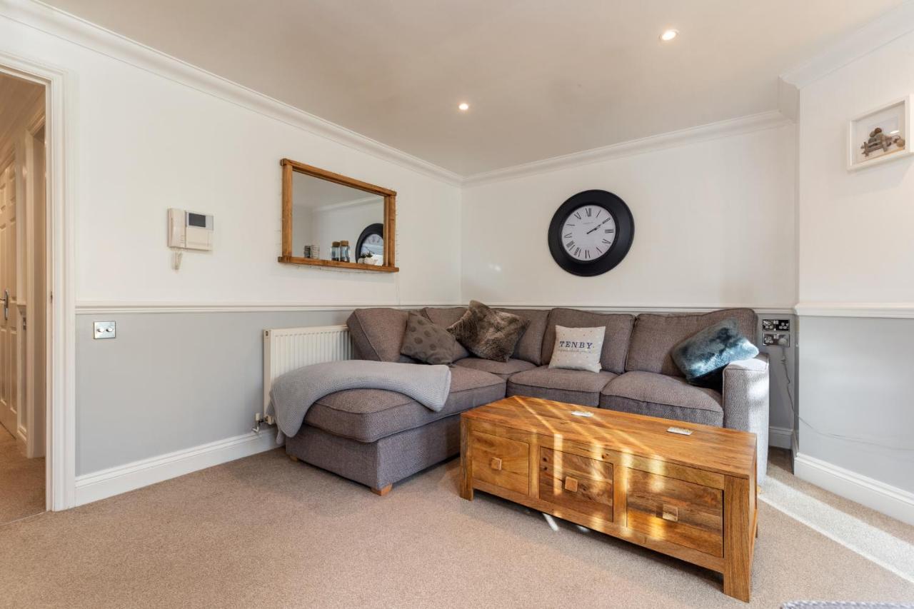3 South Beach Court - Cosy Seafront Apartment Tenby Bagian luar foto