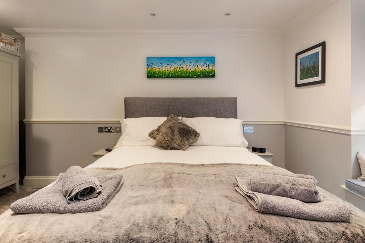3 South Beach Court - Cosy Seafront Apartment Tenby Bagian luar foto