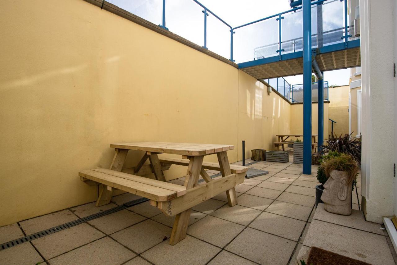 3 South Beach Court - Cosy Seafront Apartment Tenby Bagian luar foto